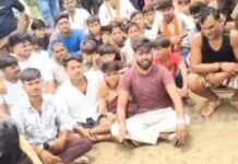 सड़क की मांग को लेकर नवनीत सिंह तोमर का अनशन, बिगड़ी तबीयत से प्रशासन चिंतित