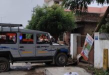 टूरिस्ट क्रूजर हादसे का शिकार, टायर फटने से डिवाइडर में घुसी; 14 लोग जख्मी