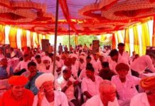 बारिश बनी बाधा: CM के कार्यक्रम में कुर्सियां सिर पर रखकर बचते दिखे लोग