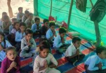 बारिश में बदहाल सरकारी स्कूल, मंडला में घर पर पढ़ने को मजबूर छात्र