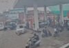 बच्ची के पैर पर चढ़ी कार, पेट्रोल पंप पर विवाद ने लिया हिंसक रूप