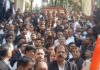वकीलों का फूटा गुस्सा, दिल्ली घटना के विरोध में डीएम कार्यालय पर जोरदार प्रदर्शन