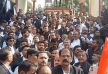 वकीलों का फूटा गुस्सा, दिल्ली घटना के विरोध में डीएम कार्यालय पर जोरदार प्रदर्शन