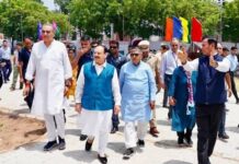 PM मोदी की पेक में एंट्री, प्रशासक-सांसदों के साथ मंच साझा किया