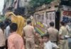 भरभराकर गिरा पुराना मकान, मलबे से निकाले गए तीन लोग; जिला अस्पताल में भर्ती