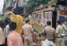 भरभराकर गिरा पुराना मकान, मलबे से निकाले गए तीन लोग; जिला अस्पताल में भर्ती