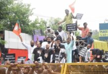 भोपाल में भाजपा-कांग्रेस आमने-सामने, पुलिस ने कांग्रेस कार्यालय पहुंचने से पहले रोका