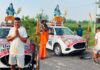 हरिद्वार से अलीगढ़ तक दांतों के दम पर कार खींच रहे शिवभक्त, अनोखी कांवड़ बनी आकर्षण