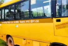 स्कूल बस की सीट फाड़ने पर छात्र की पिटाई, ड्राइवर और संचालक के खिलाफ FIR दर्ज