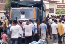 तिरंगे में लिपटा घर पहुंचा वीर सपूत, ‘अजय कुमार सिंह अमर रहें’ के नारों से गूंजा गांव