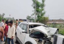 यूपी हादसा: पुलिया से टकराई कार के उड़े परखच्चे, 3 की मौत, 2 जिंदगी की जंग लड़ रहे