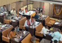 विडंबना देखिए! जलभराव की समीक्षा बैठक के दौरान ही टपकी नगर निगम की छत, Video चर्चा में