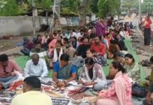 गजेंद्र यादव के आवास के बाहर अतिथि शिक्षकों का प्रदर्शन जारी, मांगें पूरी होने तक आंदोलन का ऐलान
