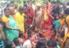 दर्दनाक हादसा: बेकाबू पिकअप ने परिवार को रौंदा, मुआवजे की मांग पर सड़क जाम