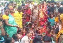 दर्दनाक हादसा: बेकाबू पिकअप ने परिवार को रौंदा, मुआवजे की मांग पर सड़क जाम