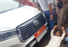 घंटों चला छात्रों का प्रदर्शन, हाईवे जाम के बाद कुलपति की कार के आगे लेटकर किया विरोध