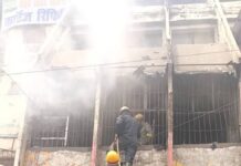 आगरा के संजय प्लेस में आग का तांडव, बेसमेंट में बना फ्लेक्स गोदाम जलकर खाक