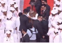 स्वतंत्रता दिवस पर लाल किले का खास पल, PM मोदी ने बच्ची की टोपी पहनाकर बढ़ाया स्नेह