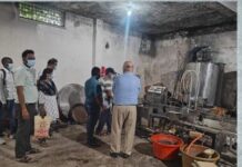 कीटनाशक यूनिट पर कृषि विभाग की छापेमारी, एक्सपायरी दवाओं के साथ प्रतिबंधित पैकेजिंग मिली