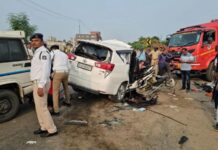 ट्रॉला और ईको वैन की भीषण टक्कर, धार में गुजरात के छह लोगों की मौत