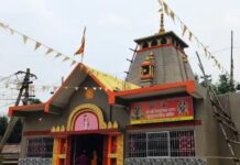बिस्कुट और सब्जियों से सजते हैं शिवलिंग, सावन में खास है झारखंड का यह मंदिर