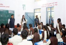 मुख्यमंत्री डॉ. यादव लांजी के विद्यालय में मिले विद्यार्थियों से, निभाई शिक्षक की भूमिका