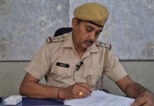 46 लाख लूटने वाला इनामी आरोपी देवा को पुलिस ने सैलून से दबोचा, दो अब भी फरार