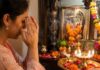 आरती के बाद हाथ आंखों पर क्यों लगाते हैं? परंपरा के पीछे छिपा है विज्ञान