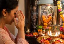 आरती के बाद हाथ आंखों पर क्यों लगाते हैं? परंपरा के पीछे छिपा है विज्ञान
