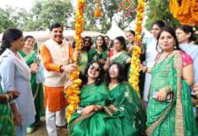 मुख्यमंत्री डॉ. यादव बहनों के आग्रह पर झूला उत्सव में पहुंचे