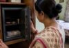 वास्तु: इस दिशा में खुले तिजोरी तो होता है धन-लाभ