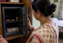 वास्तु: इस दिशा में खुले तिजोरी तो होता है धन-लाभ