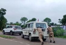 काफिले की पायलट गाड़ी बीच रोड पर बंद, पुलिसकर्मियों की मशक्कत के बीच आगे बढ़ीं मंत्री कृष्णा गौर