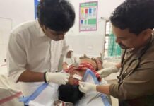 वाहन दुर्घटना – डाॅ विक्रांत भूरिया दुर्घटना होने पर मरीज को लेकर पहुँचे स्वास्थ्य केन्द्र