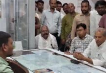 चित्रकूट में सड़कों की बदहाली देख भड़के विधायक, अफसरों को लगाई फटकार- ‘ऐसे काम हुआ तो…’