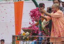 कांवड़ यात्रा में CM योगी का बड़ा संदेश, पुष्पवर्षा के जरिए 2027 की तैयारी?