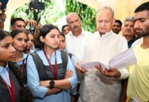 बदहाल व्यवस्थाओं के खिलाफ मूक-बधिर छात्रों का आक्रोश, गहलोत ने उठाए सवाल