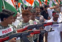 तेजस्वी यादव का राजभवन कूच, डाक बंगला पर पुलिस ने रोका; AK-47 को लेकर उठाए सवाल