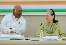 सोनिया गांधी ने मनमोहन सिंह की तारीफ कर पीएम पर साधा निशाना