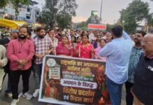 कैंडल मार्च के जरिए BJP का विरोध प्रदर्शन, खंडवा में वंदे मातरम् विवाद पर कांग्रेस निशाने पर