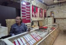 कुछ ही मिनटों में लाखों की चोरी! व्यापारी के खाना खाने जाते ही बुर्काधारी चोर ने किया हाथ साफ