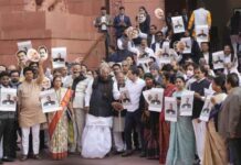 संसद में नहीं चला कामकाज, नारेबाजी के बीच दोनों सदनों की कार्यवाही टली