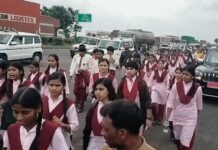 हक की मांग को लेकर 62 किमी पैदल निकले बच्चे, कलेक्ट्रेट पहुंचकर उठाई अपनी आवाज