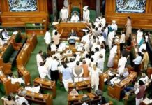 संसद परिसर में प्रदर्शन से बढ़ा सियासी पारा, लोकसभा-राज्यसभा 2 बजे तक स्थगित