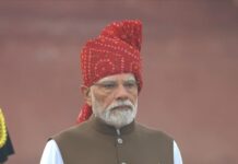 PM मोदी ने स्वतंत्रता दिवस पर अपनाया नया लुक, लाल साफा-जैकेट में दिखे खास अंदाज में