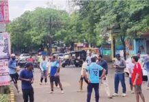 खेल मैदान बचाने की मांग, नीमच में खिलाड़ियों ने सड़क पर खेलकर जताया विरोध