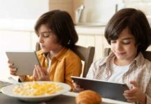 बच्चों को टीवी के सामने खाना खिलाना पड़ सकता है भारी, पेरेंट्स रहें सावधान