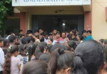 छपरा इंजीनियरिंग कॉलेज विवाद: छात्राओं ने ड्राइवर-गार्ड पर बदसलूकी का लगाया आरोप