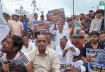 बैरिकेड्स के विरोध में सड़क पर उतरे व्यापारी, मोती मस्जिद के सामने धरना