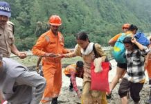 गंगोत्री हाईवे पर मची अफरा-तफरी, भागीरथी नदी में गिरने से बचा कांवड़ यात्रियों का वाहन